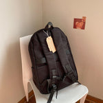 Mochila Fashion Urbana Impermeable con Llavero Pompón y Compartimento para Laptop