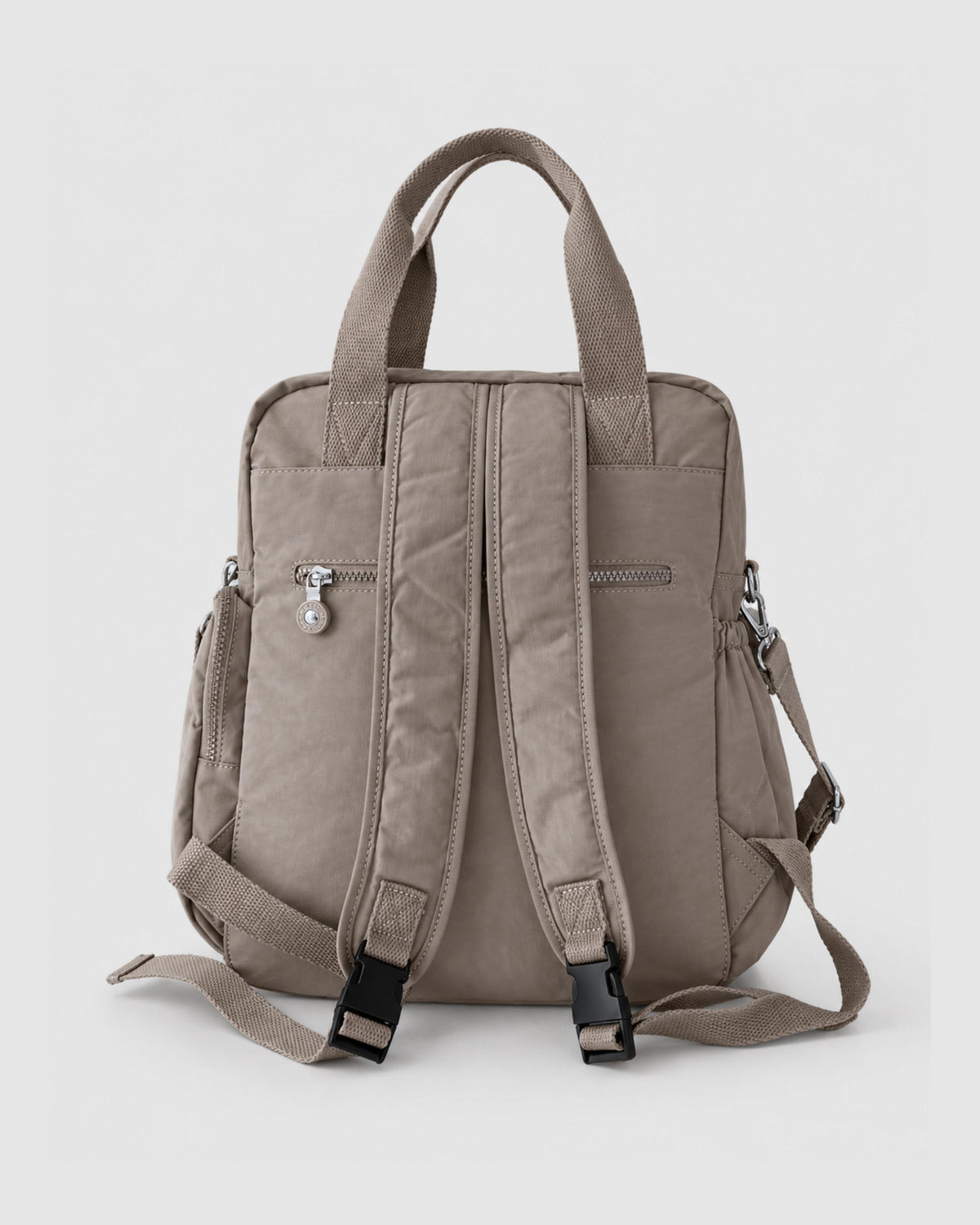 Bolso mochila 3 en 1 de tela nylon con textura de tela mojada, estructurada. Con espacio para laptop de 15.6" 