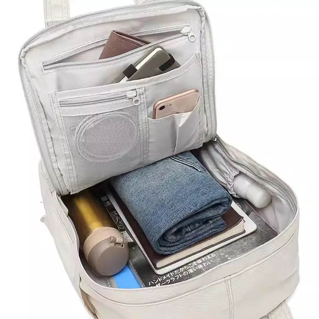 Interior de la mochila Doughnut Macaron M organizado para un viaje corto