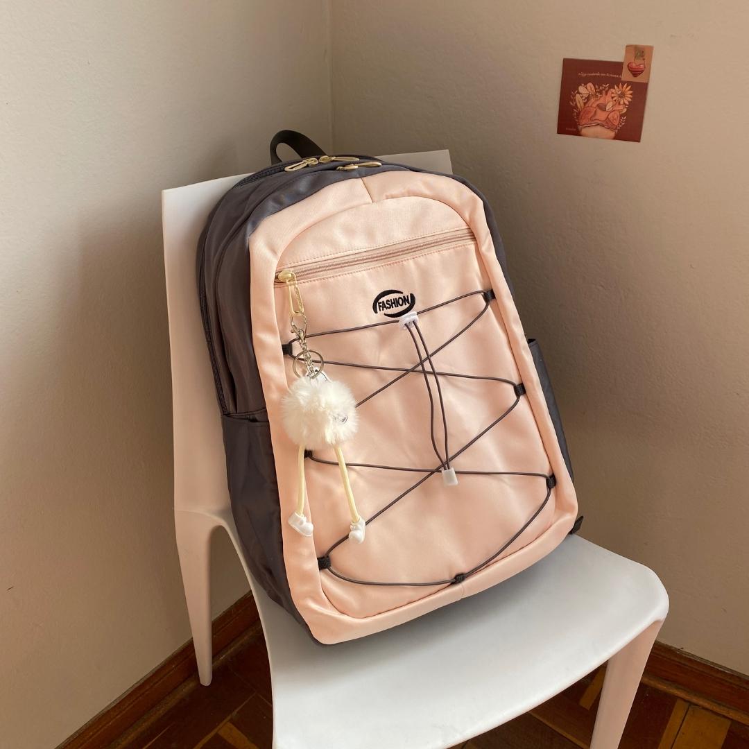 Mochila Fashion Urbana Impermeable con Llavero Pompón y Compartimento para Laptop
