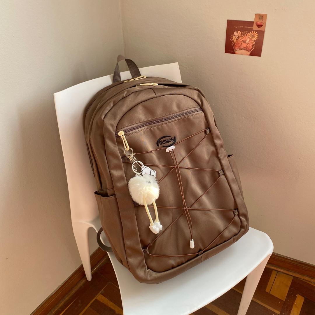 Mochila Fashion Urbana Impermeable con Llavero Pompón y Compartimento para Laptop