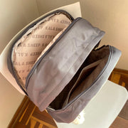 Mochila Fashion Urbana Impermeable con Llavero Pompón y Compartimento para Laptop