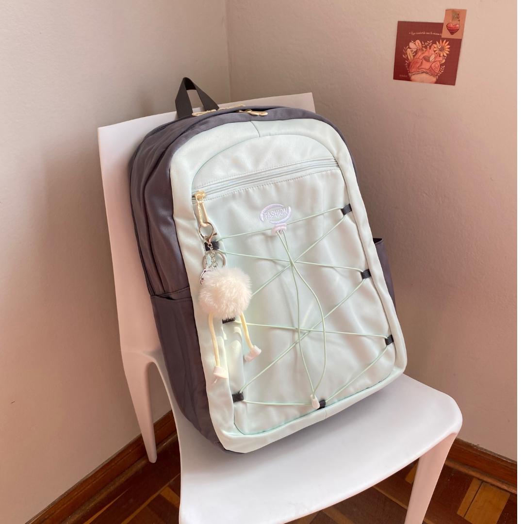 Mochila Fashion Urbana Impermeable con Llavero Pompón y Compartimento para Laptop